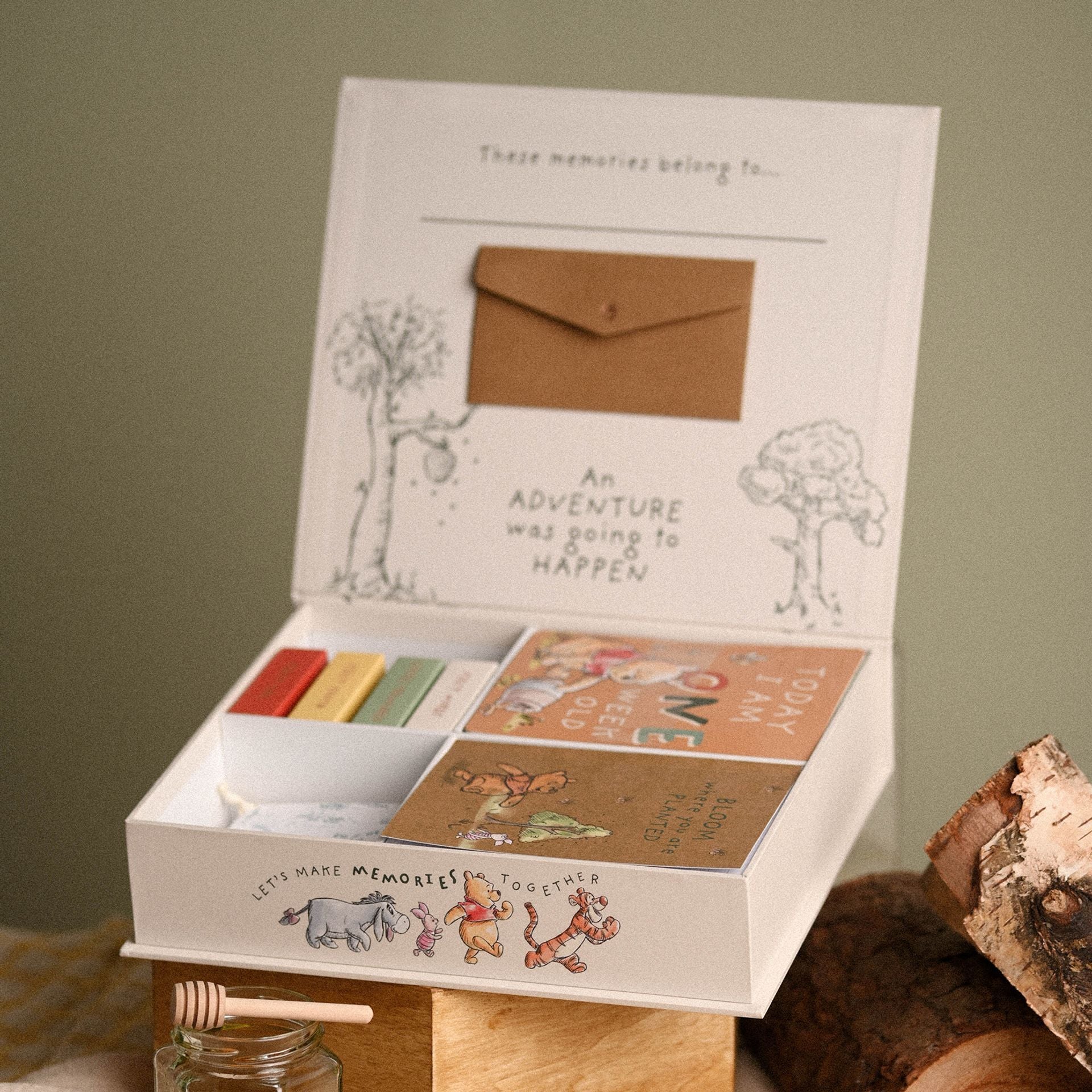 Disney Winnie The Pooh Keepsake Box with 12 x Milestone Cards
